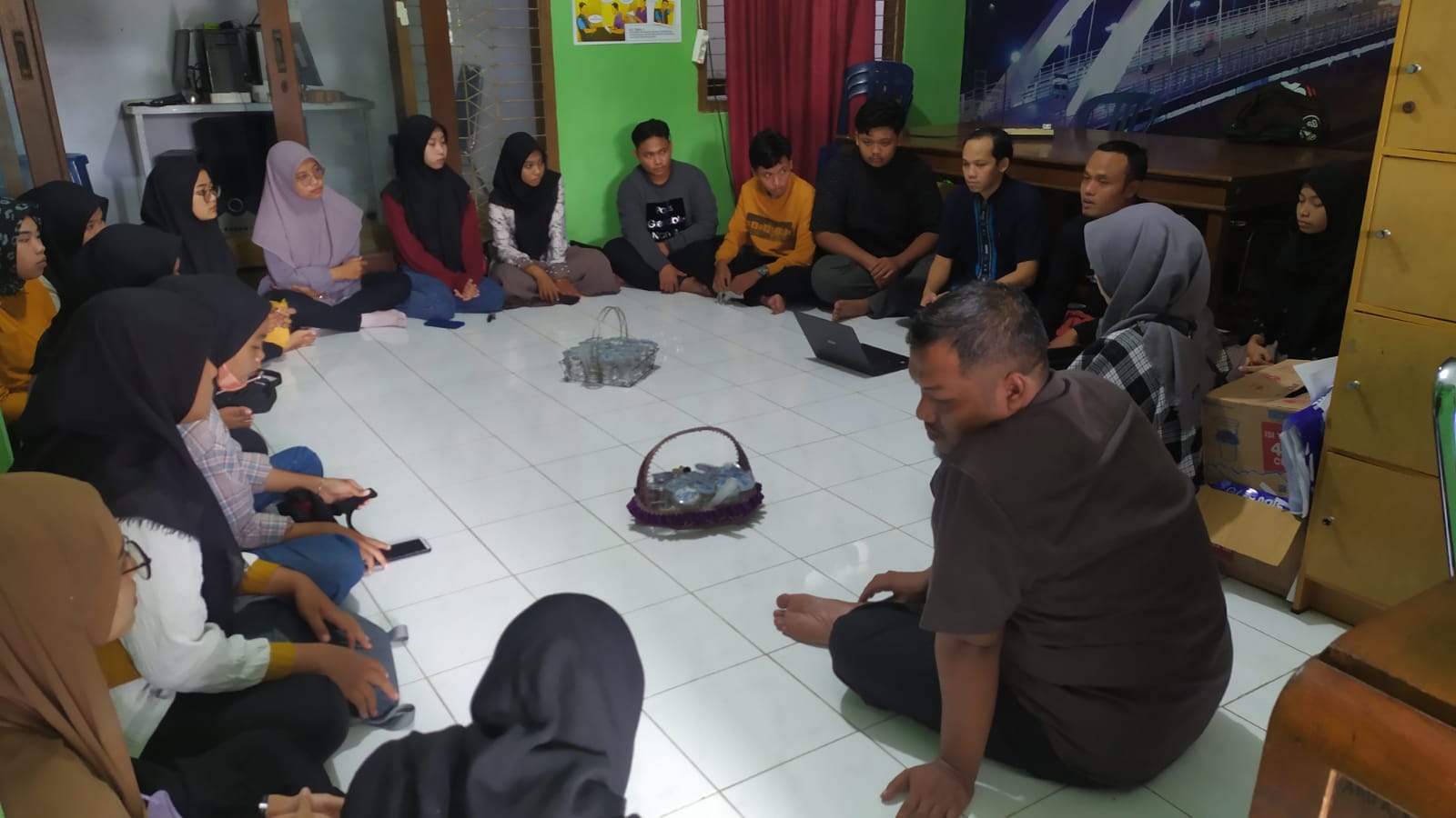 Kelompok LPM ke-9 STIKes ICsada Bojonegoro Belajar Menjadi Reporter Bersama bB